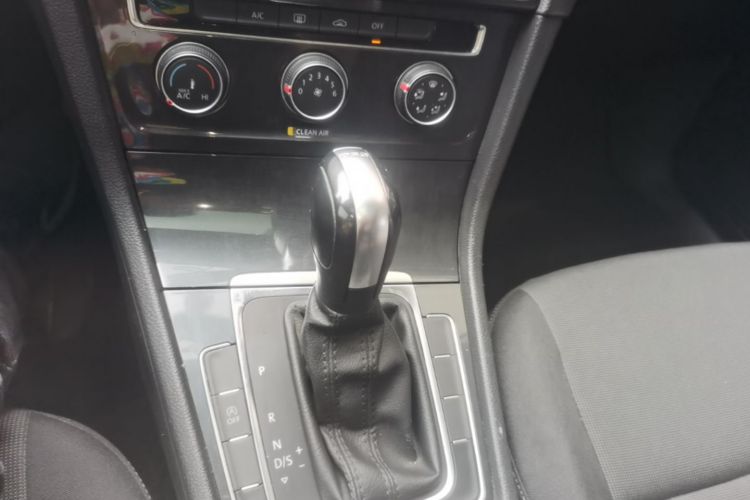 Volkswagen Golf 2019 car image #18