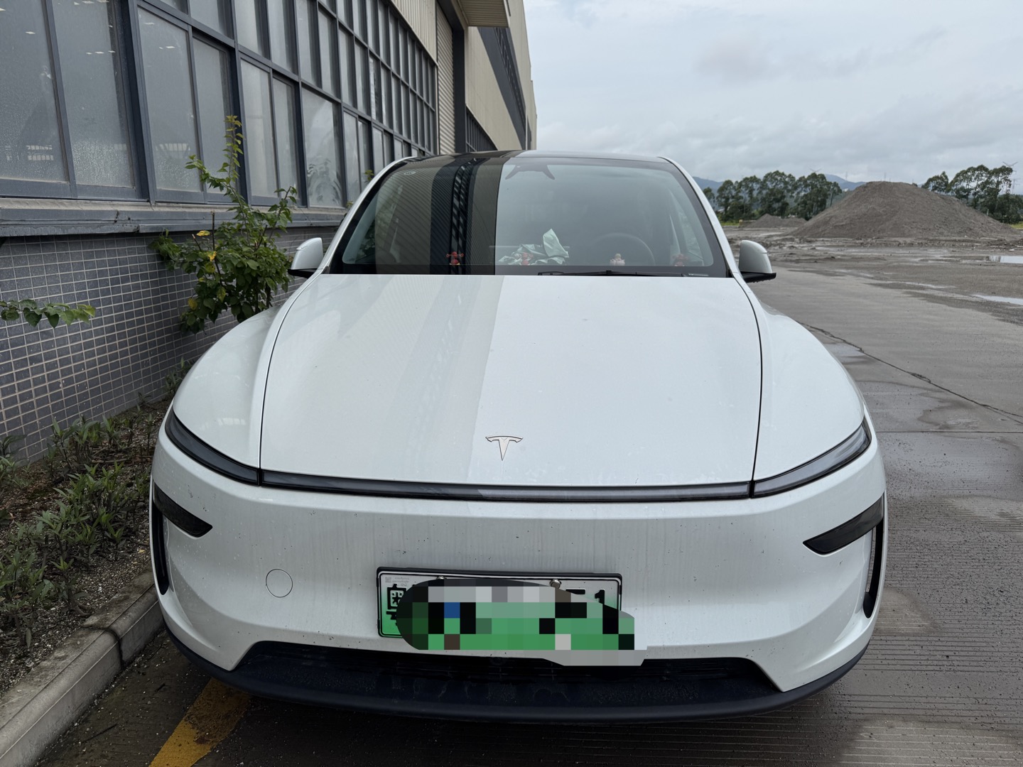 Tesla Model Y 2025 car image #2
