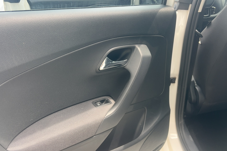 Volkswagen Polo 2016 car image #25