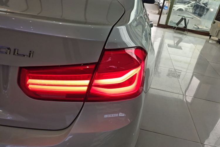 BMW 3 Series 2018 car image #8