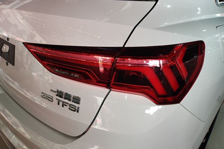 Audi Q3 2021 car image #8
