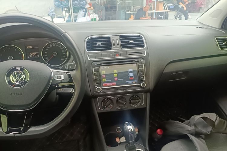 Volkswagen Polo 2017 car image #13