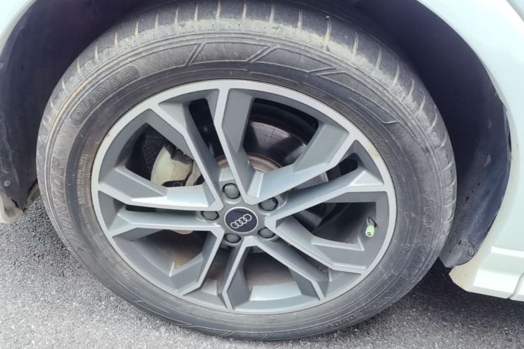 Audi Q3 2023 car image #4