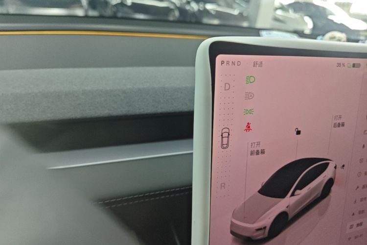 Tesla Model Y 2025 #14 Tesla Model Y 2025 car image #14