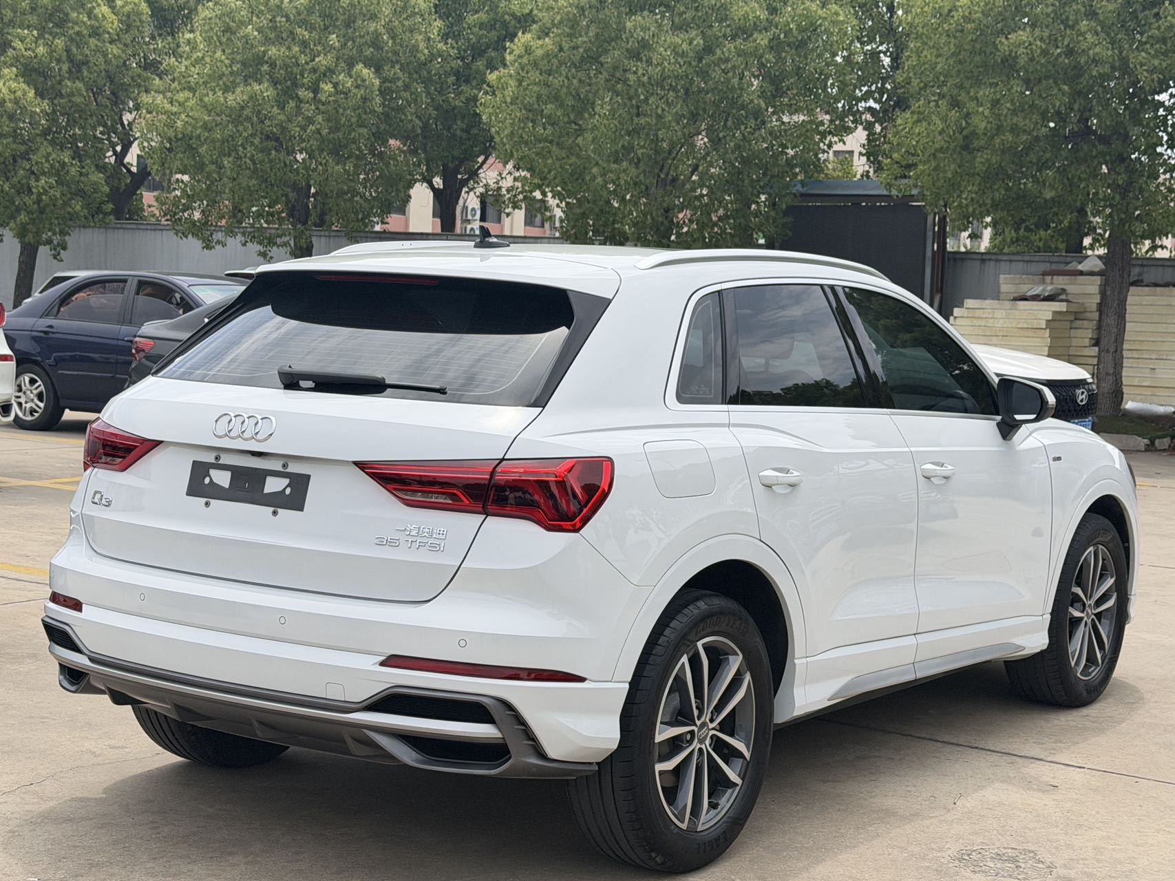 Audi Q3 2020 car image #10