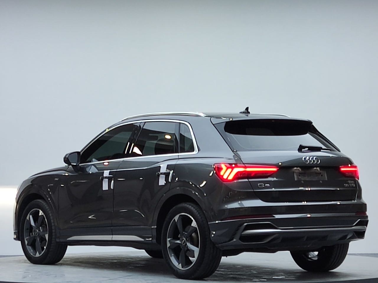 Audi Q3 2022 car image #5