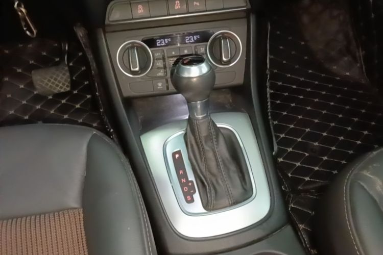 Audi Q3 2019 car image #14