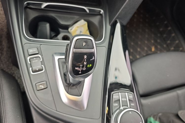 BMW 3 Series 2018 صورة سيارة #14