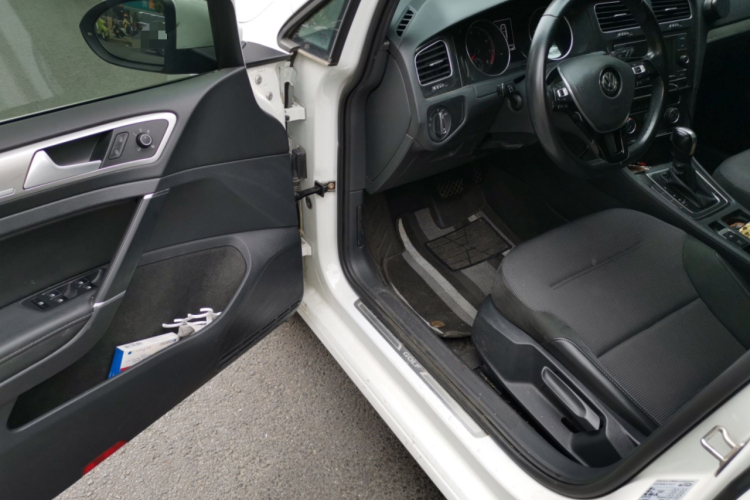 Volkswagen Golf 2018 car image #9