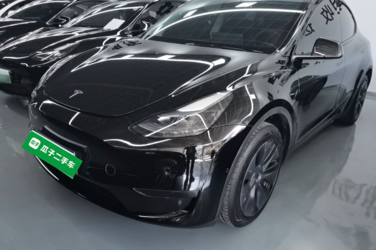 Tesla Model Y 2023 car image #2