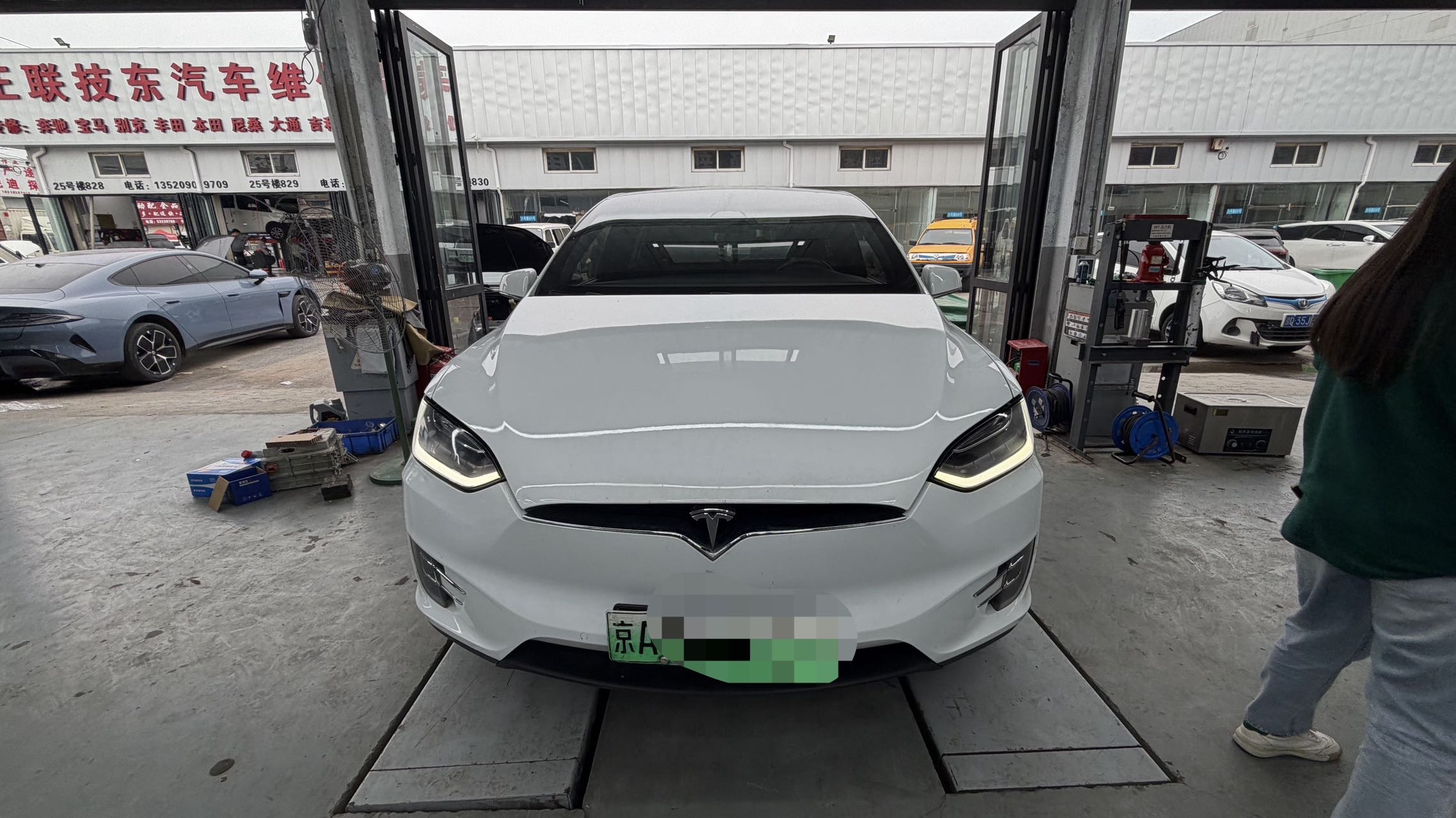 Tesla Model X 2017 Tesla Model X 2017 car image