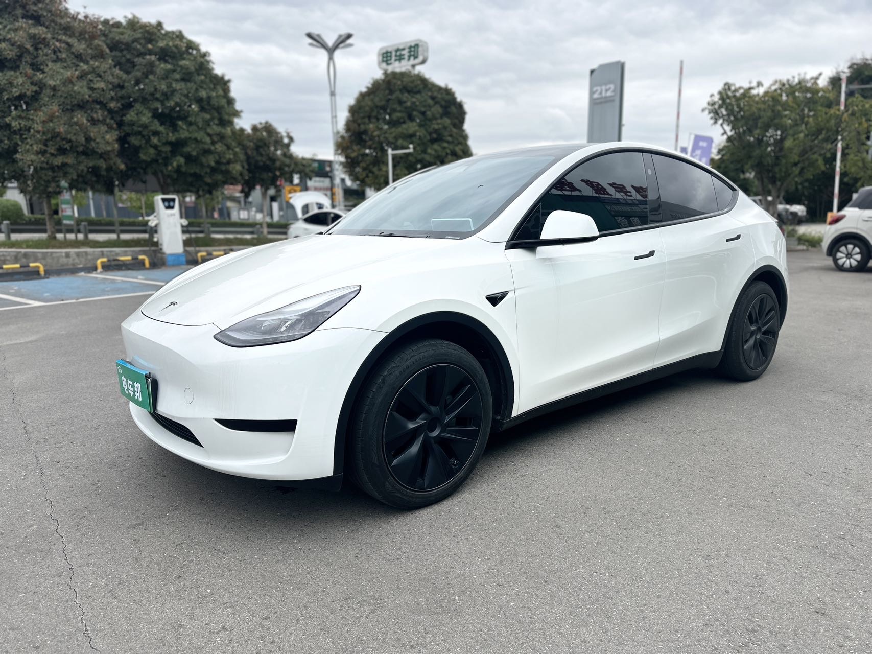 Tesla Model Y 2024 Tesla Model Y 2024 car image