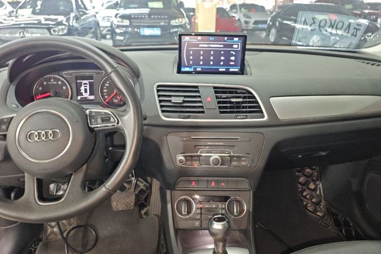 Audi Q3 2017 car image #16