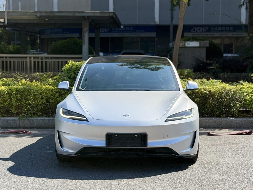 Tesla Model 3 2025 car image #2