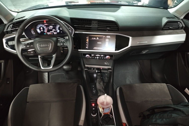 Audi Q3 2020 car image #10