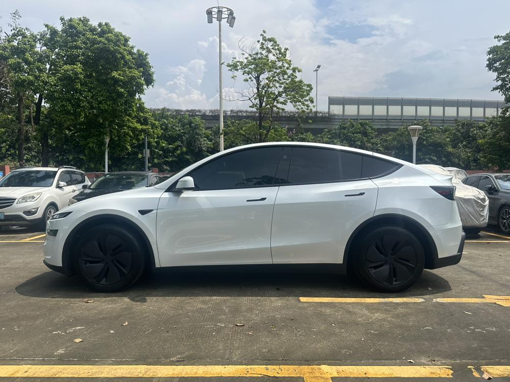 Tesla Model Y 2025 #4 Tesla Model Y 2025 car image #4