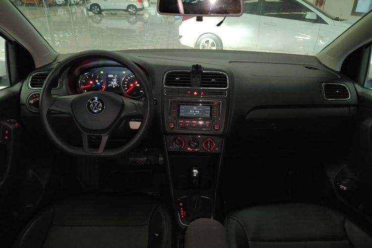 Volkswagen Polo 2015 car image #10