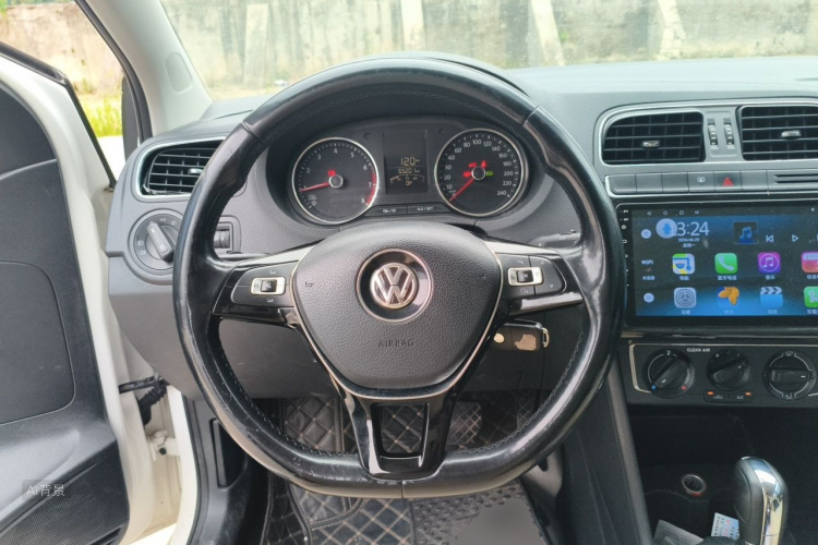 Volkswagen Polo 2016 car image #12