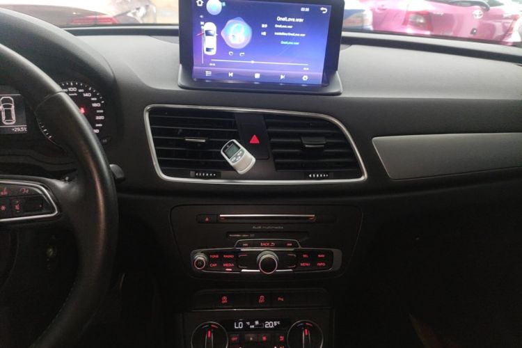 Audi Q3 2017 car image #13