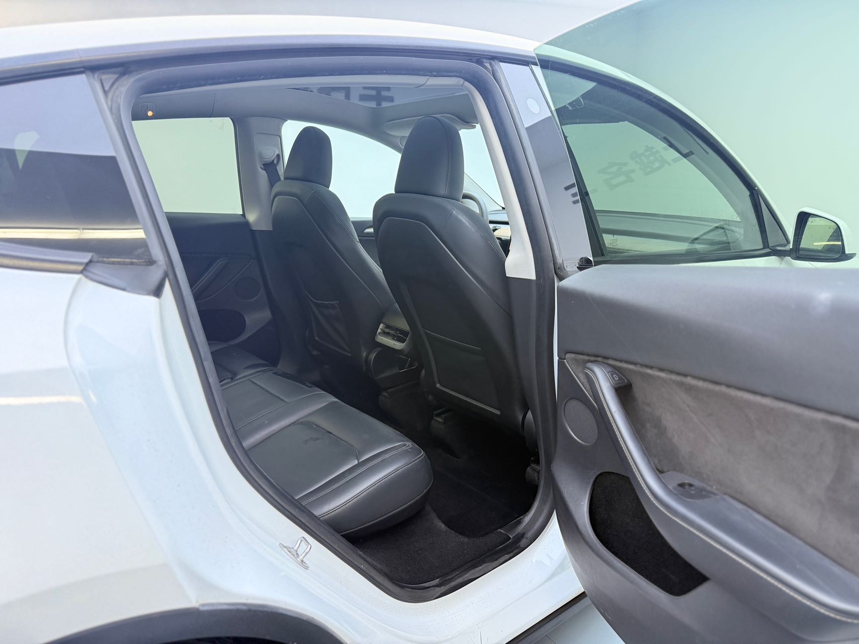 Tesla Model Y 2023 car image #8