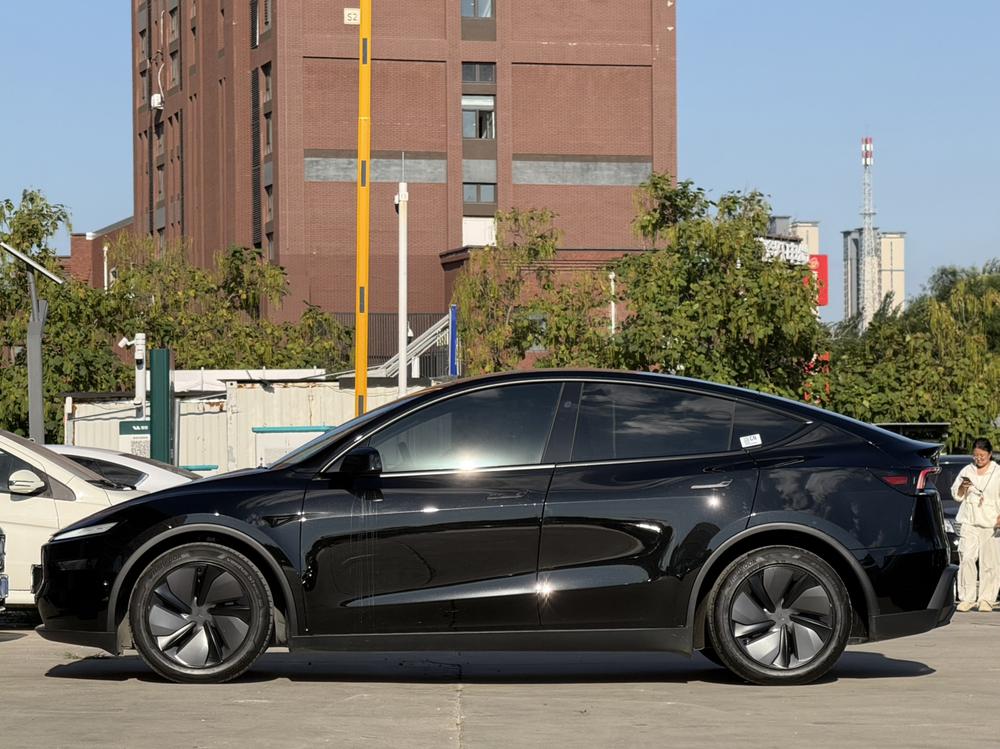 Tesla Model Y 2025 immagine di auto #4