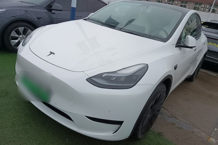 Tesla Model Y 2023 car image #2