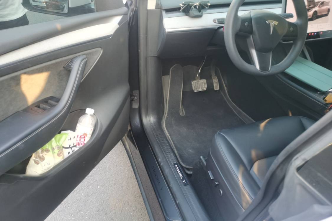 Tesla Model Y 2025 immagine di auto #23