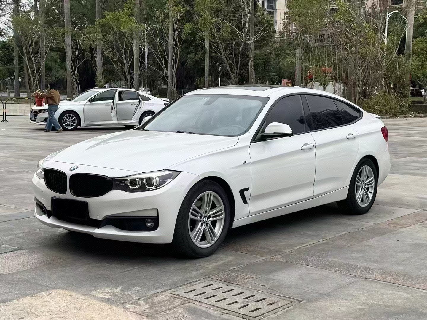 BMW 3 Series GT 2018 BMW 3 Series GT 2018 car image