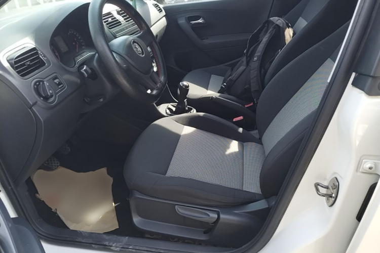 Volkswagen Polo 2015 car image #15