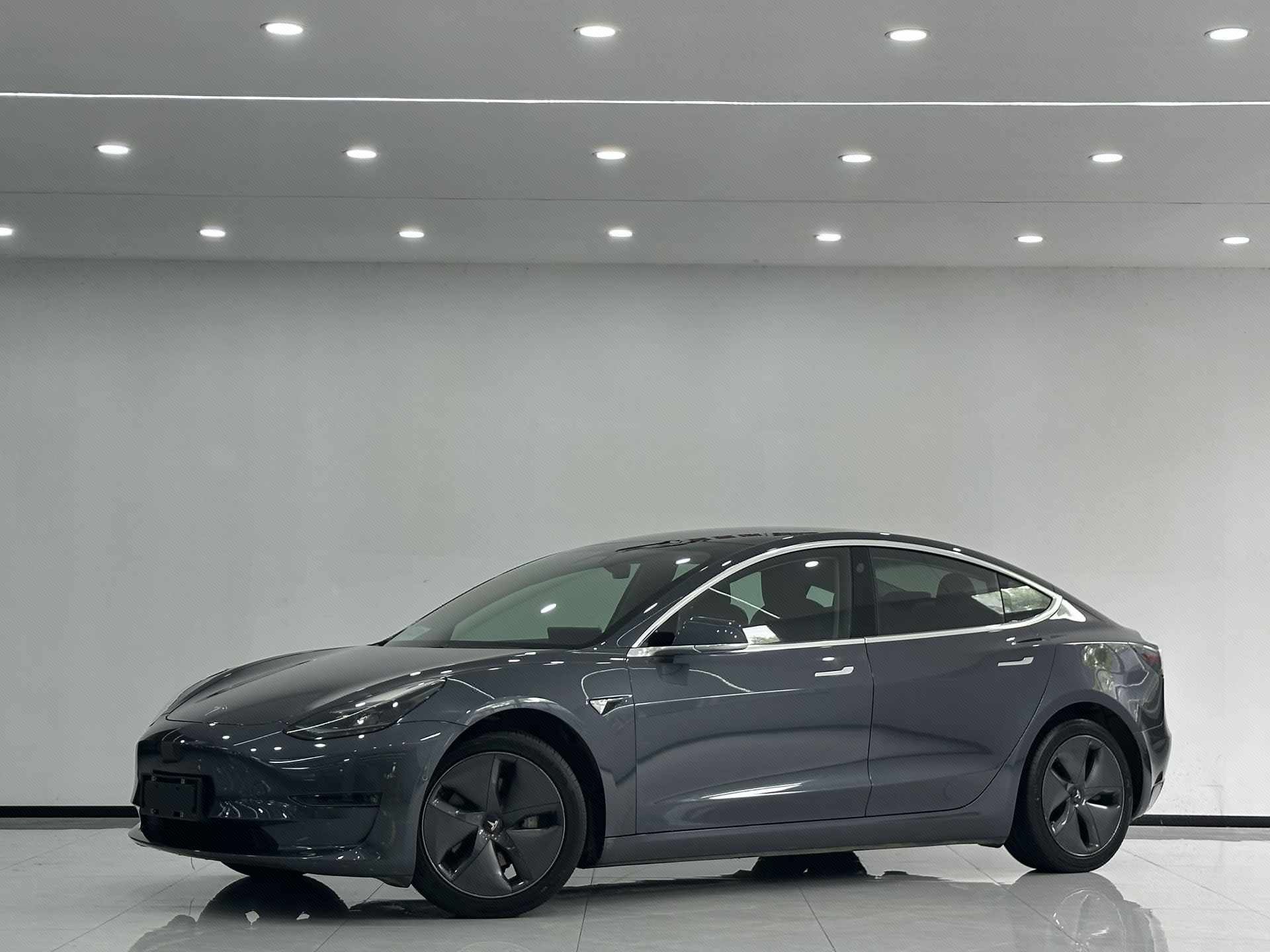 Tesla Model 3 2020 car image 