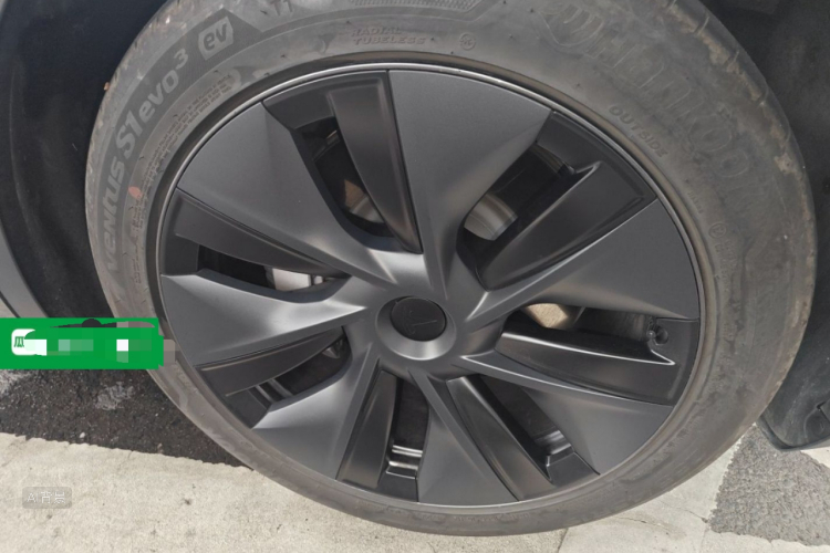 Tesla Model Y 2023 car image #9