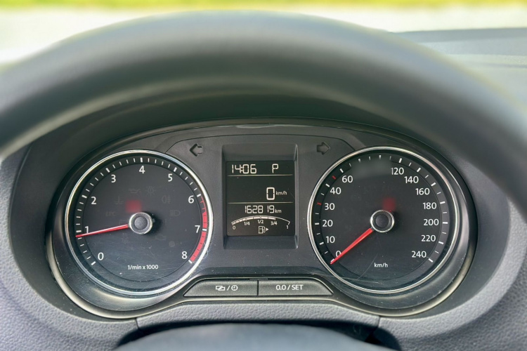 Volkswagen Polo 2015 car image #18
