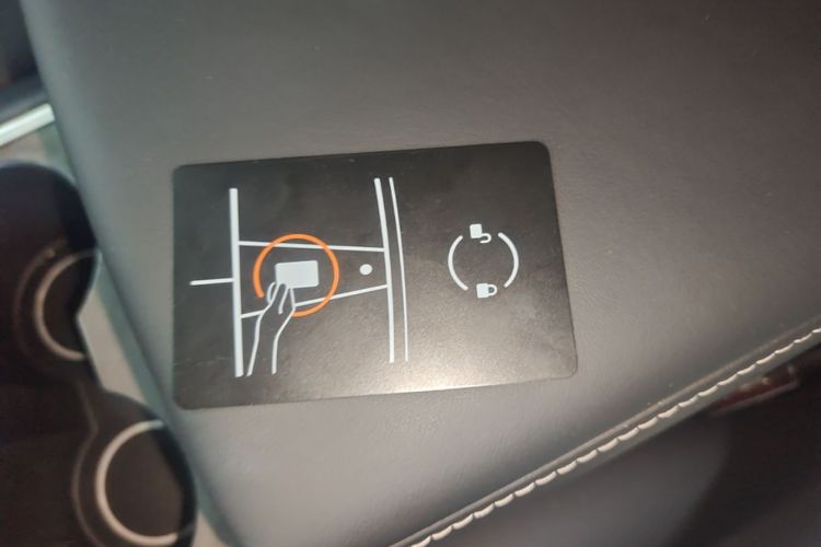 Tesla Model Y 2023 car image #9