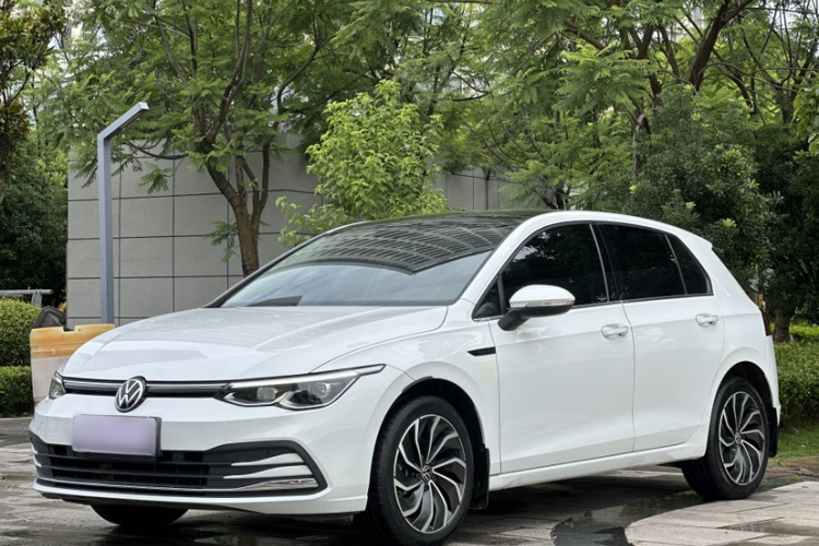 Volkswagen Golf 2025 car image #2