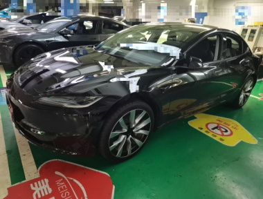 Tesla Model 3 2026 immagine di auto 