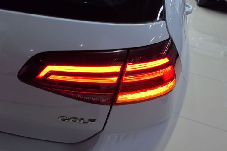 Volkswagen Golf 2018 car image #8