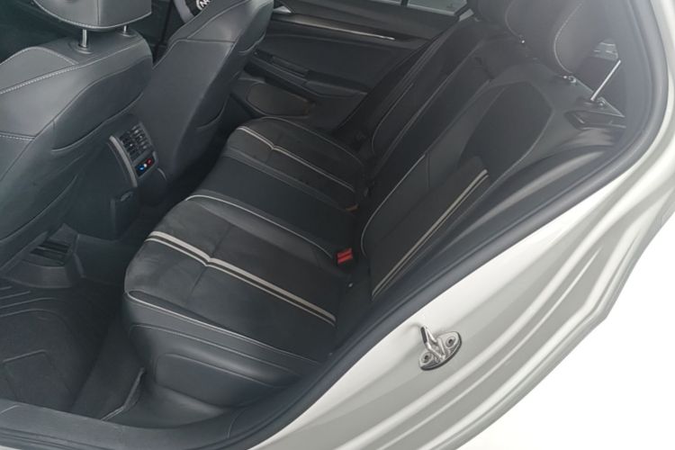 Volkswagen Golf 2021 car image #17