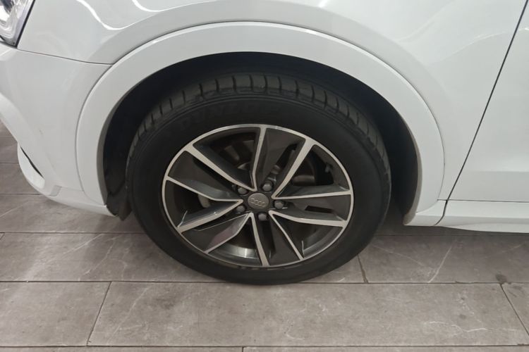 Audi Q3 2017 car image #9
