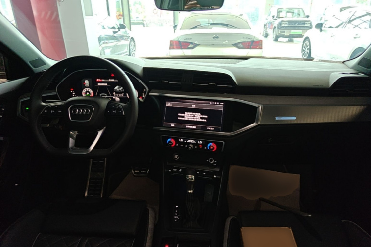 Audi Q3 2025 car image #10
