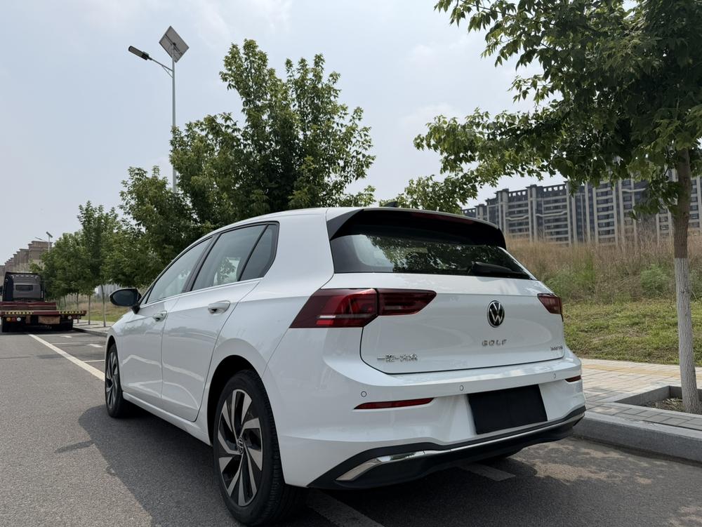 Volkswagen Golf 2025 imagem de carro #4