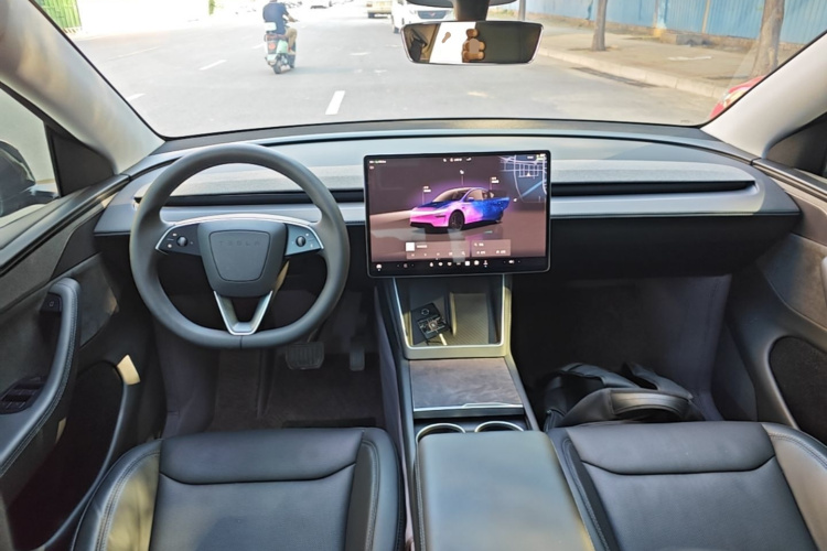 Tesla Model Y 2025 car image #10
