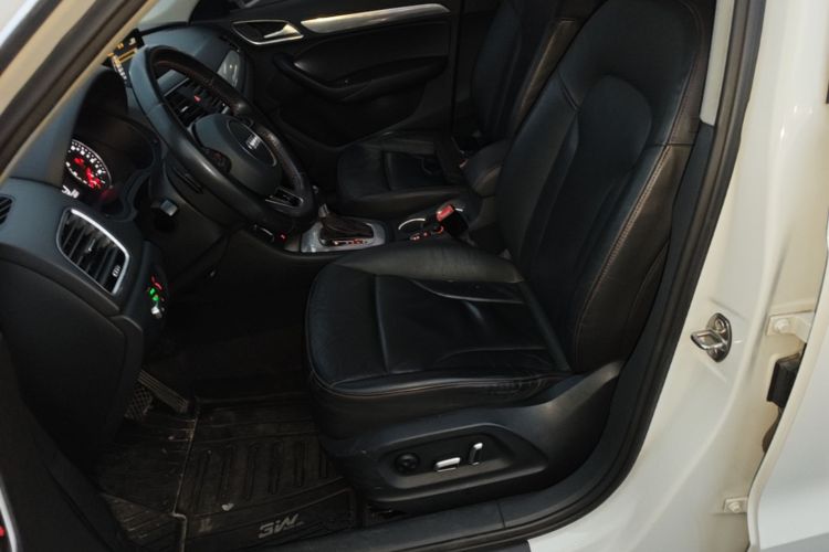 Audi Q3 2016 car image #15