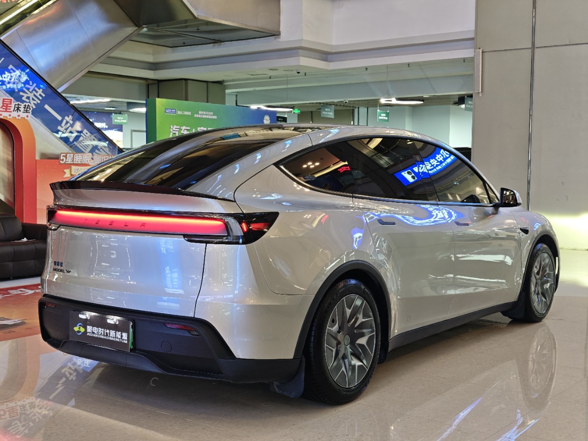 Tesla Model Y L 2025 #5 Tesla Model Y L 2025 car image #5