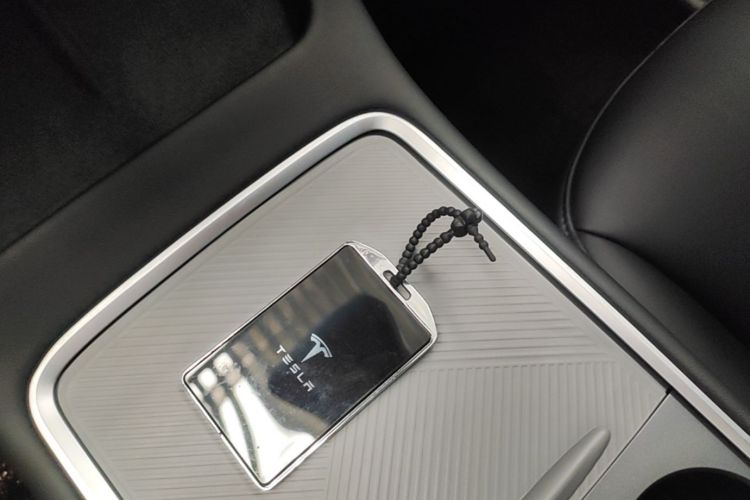 Tesla Model Y 2023 car image #9