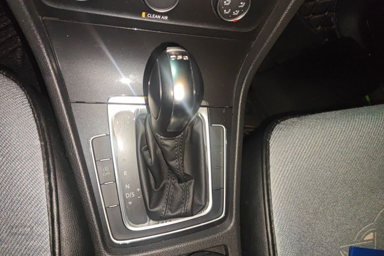 Volkswagen Golf 2019 car image #16