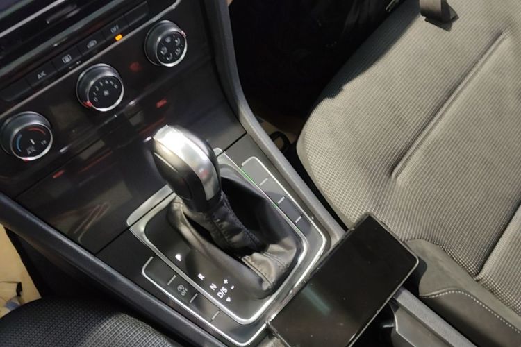 Volkswagen Golf 2018 car image #14