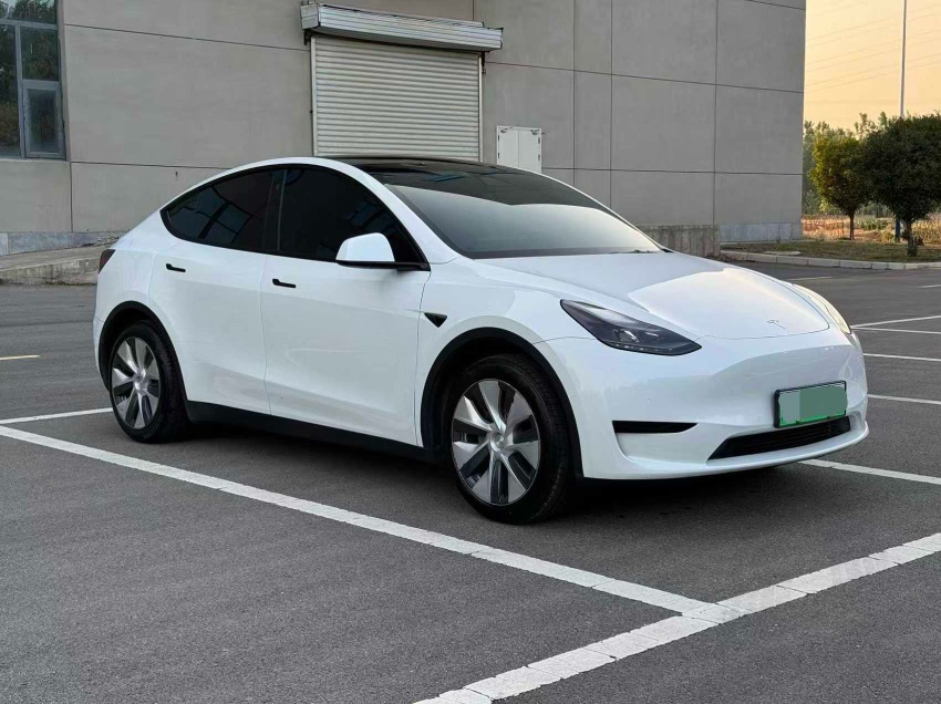 Tesla Model Y 2023 car image #3