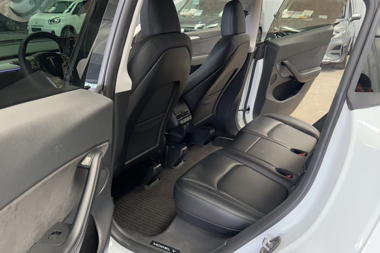 Tesla Model Y 2024 immagine di auto #11