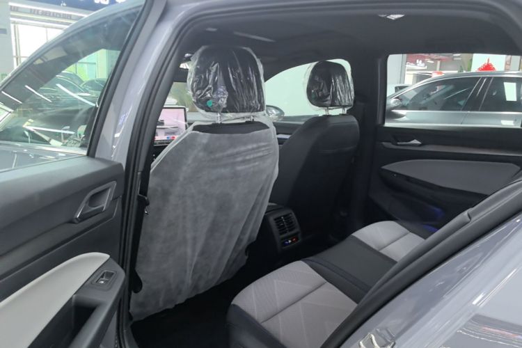 Volkswagen Golf 2026 car image #13