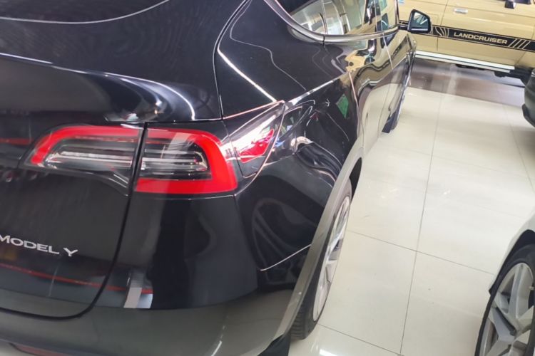 Tesla Model Y 2023 #8 Tesla Model Y 2023 car image #8